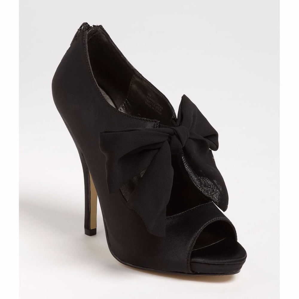 Flounce black peep toe pump with bow